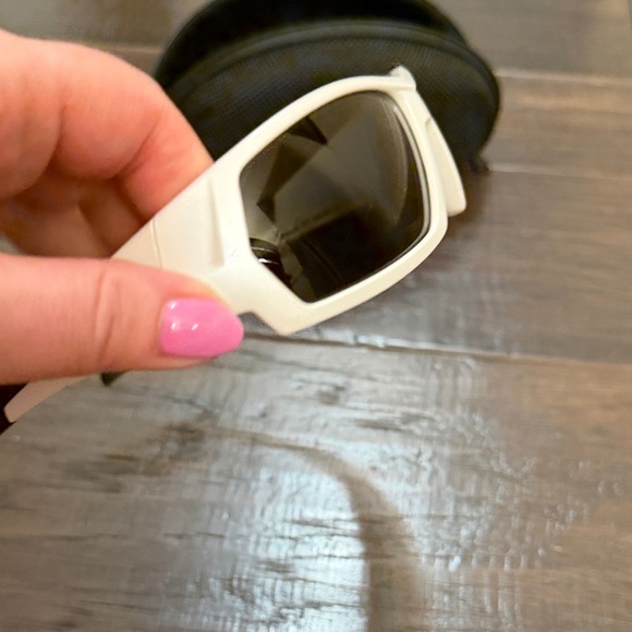 Wiley X Sunglasses Polarized White with Black Lenses - Picture 3 of 8